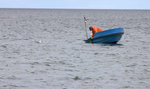 Ein Küstenfischer  bei der Netzkontrolle vor der Schaabe (Insel Rügen)23.08.14:55Uhr  Fischereikennzeichen: BRE 56.