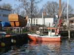 Im Hafen von Lauterbach lag,am 17.April 2013,dieses Fischerboot.Im Hintergrund ist eine Kogge zusehen die in diesem Jahr wieder bei den Strtebekerfestspiele in Ralswiek wieder mitspielt.