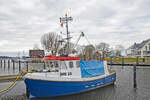 NIE 22 (MILAN II mit ehemaligem Heimathafen Strande) des Niendorfer Fischers Peter Dietze am 05.03.2022 im Hafen von Niendorf / Ostsee