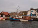 Auch das Fischerboot  VIT-5 lag mit seinem Beiboot am 30.Oktober 2010 in Vitte/Hiddensee.