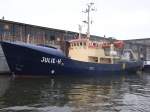 Julie-H, Flagge Panama, ehem. Fischereifahrzeug, L 24 m, B 6 m, hier im Rostocker Fischereihafen bei leichtem Regenwetter