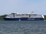 Grenvergleich: eine Segeljacht (vielleicht ein 30er) neben der COLOR MAGIC, Oslo von Color Line Cruises mit 224m Lnge und 36m Breite (IMO 9349863); Kiel, 14.05.2009  