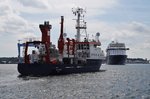 Während die Mein Schiff 5 am 23.5.2016 vor dem Kieler Ostseekai dreht, läuft mit ihr das Expeditionsschiff Alkor ein.