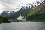 Die M/S  Costal Europa  am Kreuzfahrtanleger von Olden. In der Saison liegen hier tglich 1-3 Kreuzfahrtschiffe. Die Passagieren werden dann zur Besichtigung des Briksdalbreen, einer Gletscherzunge des Jostedalsbreen, gefahren; 07.06.2005