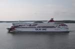 Das Fhrschiff  Baltic Princess  luft am Morgen des 20.6.2013 mit Kurs Ostsee durch den Schrengarten vor Stockholm.