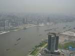 Blick vom Oriental tower ber den Huangpu Flussabwrts am 20.05.2006.
Im Hintergrund sind 2 Kreuzfahrtschiffe unterschiedlicher Grsse zu sehen.