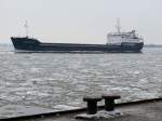Das unter russischer Flagge laufende Frachtschiff COPMOBCKИИ 3064 (sprich: SORMOWSKIY 3064); L: 119,0m;  B: 14,0m; IMO: 8702252  auf der Eisgang fhrenden Elbe bei Blankenese in Richtung