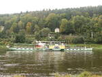 Personendampfer KurOrt Rathen fährt die Elbe bei Bad Schandau flußaufwärts am 16.