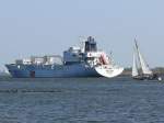 Mit diesem Foto vom Frachter DOLE ASIA, Nassau, Bahamas (IMO-Nummer 9046526)  und einer Segeljacht auf der Elbe bei Hamburg-Blankenese am 10.04.2009 wnsche ich allen Liebhabern von Schiffbildern