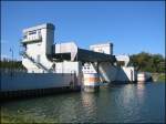 Der Karlsruher Rheinhafen wird durch dieses Sperrtor vor Hochwasser geschtzt. Es ist seit 1987 betriebsbereit. Bei Hochwasser schliet sich das Tor. Das Sperrtor dient auch als Fugngerbrcke fr Spaziergnger. (September 2002) 
