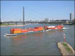 Ein Container-Schubverband auf dem Rhein bei Dsseldorf, aufgenommen am 10.09.2006. Im Hintergrund ist die Rheinkniebrcke zu sehen.