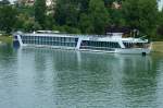 Flußkreuzer  Amacello  ankert in Breisach am Rhein, das 110m lange Schiff wurde 2008 in Holland gebaut, kann 150 Passagiere befördern und hat Basel/Schweiz als Heimathafen, Juni 2012 