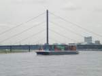 Das Containerschiff Vigila auf dem Rhein in Dsseldorf.(2.7.2012)
