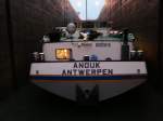 Das Tankschiff  ANOUK  aus Antwerpen (Schiffs-Nummer 6002619) am 13.09.2008 zu Tal in der Schleuse Fessenheim, bei Abend-Dmmerung und Regen.