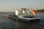 Ein Tanker >Volga-Flot 2< von hinten auf der Wolga. Das Schiff hat eine Lnge von 140 m und eine Breite von 17 m und hat eine maximale Geschwindigkeit von 7 Knoten. Aufgenommen am19.09.2010.

