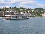 Ein Passagierschiff auf dem Vierwaldstttersee vor der Kulisse von Luzern.