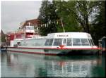 Das Passagierschiff  LIBELLULE  (Libelle) am verregneten Morgen des 10.05.2006 an einer Anlegestelle in Annecy, gelegen im Sd-Osten Frankreichs am Lac d'Annecy, der den Titel  Sauberster See Europas  trgt.