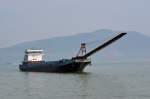 Kiesfrachtschiff  JI Xiang 999  mit Frderband um den Kies an Land abzuladen.
