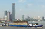 Zwei Frachtschiffe auf dem Huangpu Jiang in Shanghai, 3.10.2015