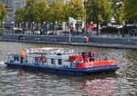 Das Arbeitsschiff H 9424 Brückenprüfer, unterwegs auf der Binnenalster in Hamburg.