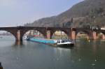 Am Sonntag den 3.3.2013 fhrt der niederlndische Frachter Limbo den Neckar bergwrts unter der alten Neckarbrcke in Heidelberg durch.
