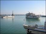 Schiffsbetrieb im Hafen von Konstanz am Bodensee. Ein Schiff der  Weien Flotte  verlt den Hafen. Die Aufnahme stammt vom 21.09.2003.