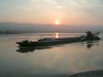 Frachtschiff bei Sonnenaufgang zwischen Beograd u.Orsova_050903