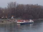 Kleines Frachtschiff am 18.01.2007 an der Anlegestelle fr Personenschiffe in Sturovo / Slowakei, dahinter noch ein kleines Personenschiff, aufgenommen von der Donaubrcke. Auf der Donau ist in diesen Abschnitt wenig Schiffsverkehr, in einen Zeitraum von gut zwei Stunden kam kein Schiff.