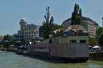 Restaurant- und Badeschiff am Ufer der Donau in Wien, gesehen bei einer Fluss Rundfahrt. 06.2023