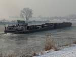 Die NIEDERSACHSEN schiebt HANNOVER2 auf der Eisgang fhrenden Elbe unterhalb Geesthacht in Richtung Hamburg; 07.01.2010  