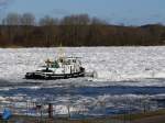 Der Eisbrecher BISON bricht auf der Elbe die bereinander geschobenen Eisschollen; Geesthacht, 15.02.2012