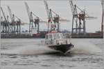 In flotter Fahrt kommt uns dieses Boot  Pilot Lotse 3  whrend einer Hafenrundfahrt in Hamburg entggegen.  21.09.2013