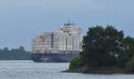 MSC  LORENA, Containerschiff,  Heimathafen Panama, IMO: 9320403 hat am 05.06.2014 das Schulauer  Fhrhaus  passiert und verschwindet hinter Bumen.