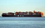 ,,MOL  Ouartz`` Containerschiff, Baujahr: 2013, Container: 14000 TEU, Lnge: 368.50 m, Breite: 54.00 m, Tiefgang: 15.50 m, Geschwindigkeit: 23.00 kn, IMO: 9632002. Bei Brunsbttel Richtung See am 01.10.15.