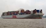 ,,OOCL  CHONGQING`` Containerschiff, IMO: 9622629, Heimathafen Hong Kong, Baujahr: 2013, Container: 13208 TEU , Maschinenleistung: 69720 KW, Knoten:: 23. Lnge: 365.50 m, Breite: 48.40 m. Tiefgang: 15.50 m. In Wedel auslaufend von Hamburg am 07.10.15.