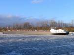 Obwohl noch mit Eisgang, ist der Schiffsverkehr auf der unteren Elbe wieder mglich; der Tanker DETTMER TANK 179, Bremen hat die Schleuse Geesthacht passiert und luft Richtung Hamburg; 20.01.2009  