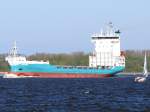 Das deutsche Containerschiff HANNI (IMO 9188506) verlsst leer Hamburg und begegnet einem Jollenkreuzer; 18.04.2009 bei Lhe  