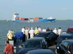 Das niederlndische Containerschiff TEAM LINES GOTLAND, Heerenveen (IMO 9277383) kreuzt auf der Elbe die Route der Fhre Wischhafen - Gckstadt; 26.04.2009  