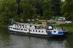 Das Hotelboot „Botel Maastricht“, liegt am Ufer der Maas in Maastricht vor Anker.