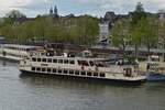 Das Ausflugschiff Maasvallei, verlsst gerade den Anleger auf der Maas bei Maastricht.