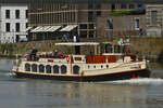 Ausflugschiff JEKERVALLEI der Rederei Stiphout, zu Berg in Maastricht, während ihrer Fluss Rundfahrt auf der Maas.