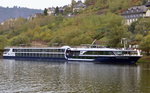 KFGS-Avalon Luminary  Flusskreuzfahrtschiff auf der Mosel bei Cochem vor Anker, Länge: 110      m, Breite: 11,40m, Passagiere: 138, Heimathafen: Hamburg,  Baujahr 2010. Am 10.10.16 beobachtet. 