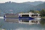 KFGS-William Shakespeare  Flusskreuzfahrtschiff auf der Mosel bei Lf-Hatzenport, Lnge: 110m, Breite: 11m, Passagiere: 150, Heimathafen: Basel.