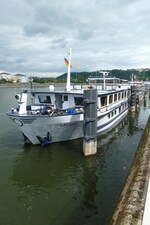   Das Kabinenfahrgastschiff OLYMPIA (ENI 08046009; Bj.1984; Flagge: NED)) liegt am 12.08.2023 am Moselufer in Koblenz.