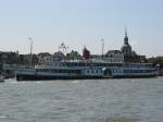 Schaufelraddampfer  de majesteit  mit Heimathafen Rotterdam am 15. Mai 2004 in Dordrecht.