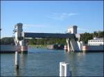 Der Karlsruher Rheinhafen wird durch dieses Sperrtor vor Hochwasser geschtzt. Es ist seit 1987 betriebsbereit. Bei Hochwasser schliet sich das Tor. (September 2002)
