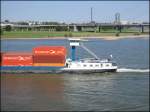 Ein Container-Schubverband auf dem Rhein bei Dsseldorf, aufgenommen am 10.09.2006.