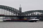 . Containerschiff  METROPOLIS;  gebaut 2009 von der Trico Schiffswerft B.V. in Rotterdam; Euronr 06105155; L 135 m; B 17.35 m;  Tiefg. 3,40 m, T 5155; Flagge Belgien; Eigner J. & B. Hoeykens in Ekeren, aufgenommen auf dem Rhein in Köln am 20.11.2014.  