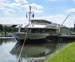 KFGS  Serenade 1 , hat in Straburg festgemacht, gebaut und registriert in den Niederlanden, 110m lang, 136 Passagiere, Baujahr 2005, Juli 2016