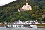 KFGS-Excellence queen  Flusskreuzfahrtschiff auf dem Rhein an der Lahnmndung bei Lahnstein und im Hintergrund das Schloss Stolzenfels (vormals Burgruine Stolzenfels).Lnge: 110m, Breite: 11,45m, Passagiere: 143, Baujahr 2011, Heimathafen: Basel. Am  06.10.16 beobachtet.  